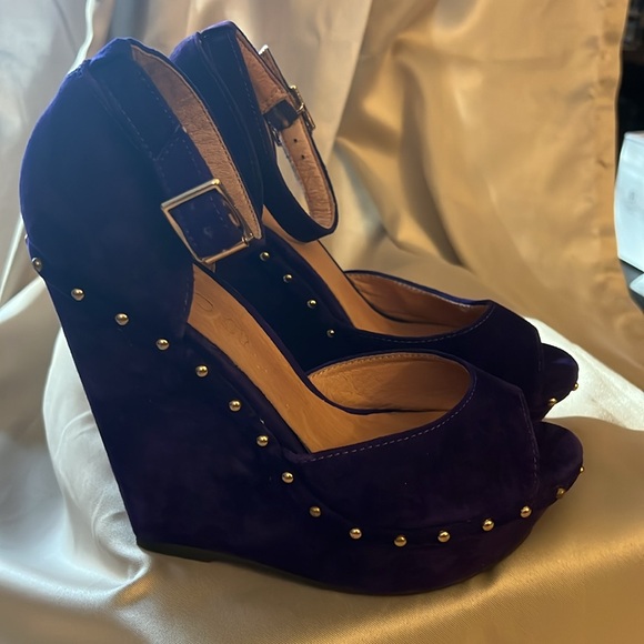 Aldo Purple suede leather wedge sandal with gold studs, size 7.5 ankle strap - Picture 3 of 10